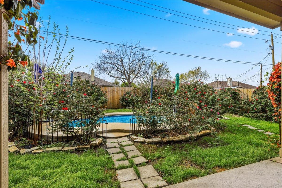 1705 T H Johnson Dr, Taylor, TX 76574