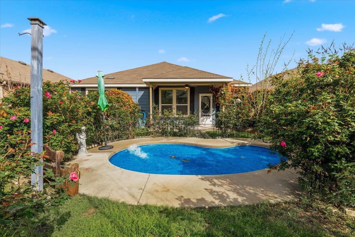 1705 T H Johnson Dr, Taylor, TX 76574