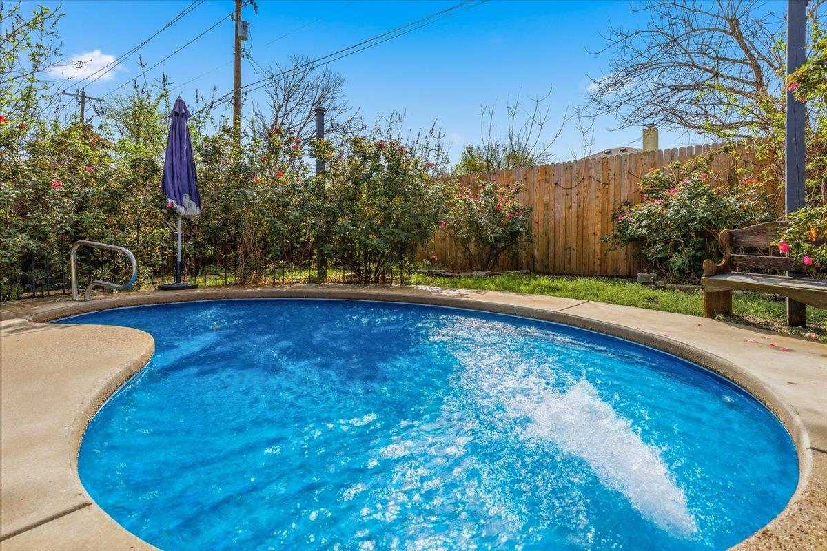 1705 T H Johnson Dr, Taylor, TX 76574