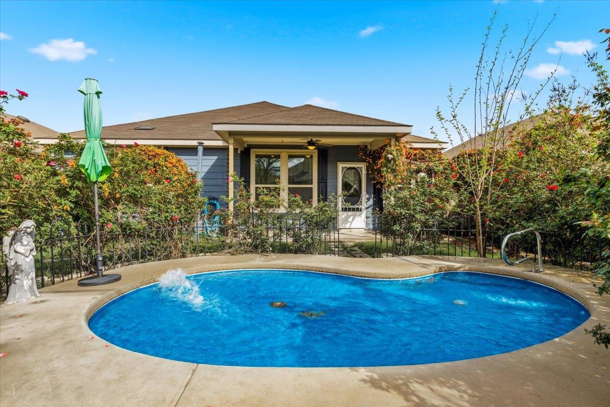 1705 T H Johnson Dr, Taylor, TX 76574