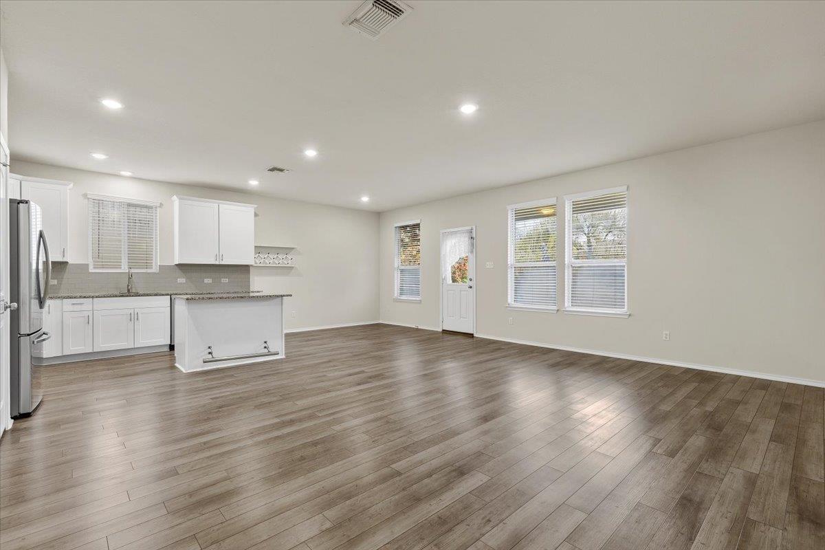 1705 T H Johnson Dr, Taylor, TX 76574