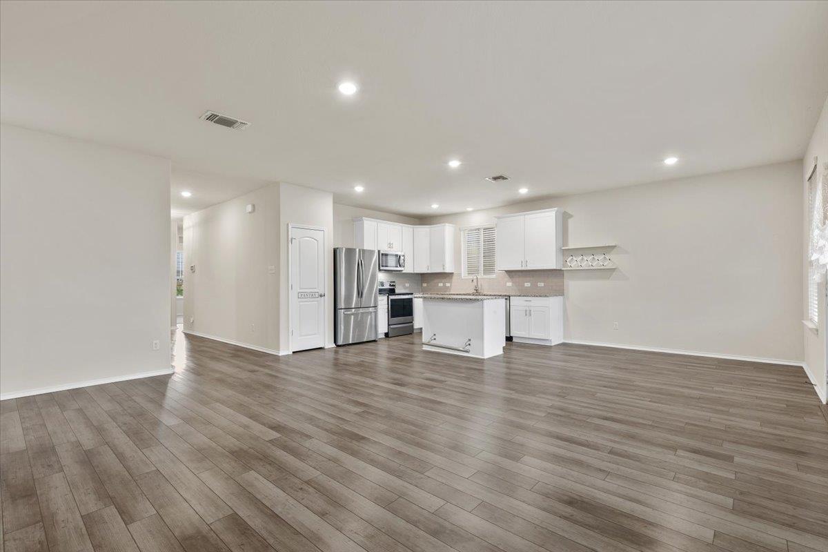 1705 T H Johnson Dr, Taylor, TX 76574