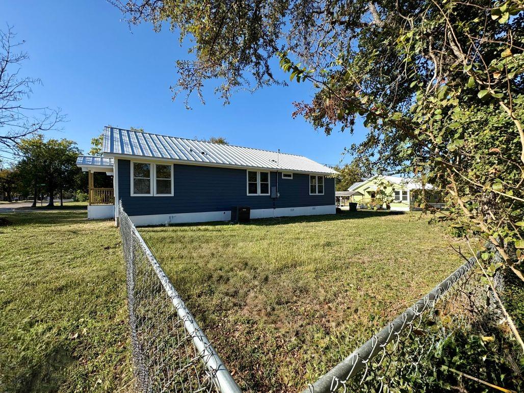 1902 N Fannin Ave, Cameron, TX 76520