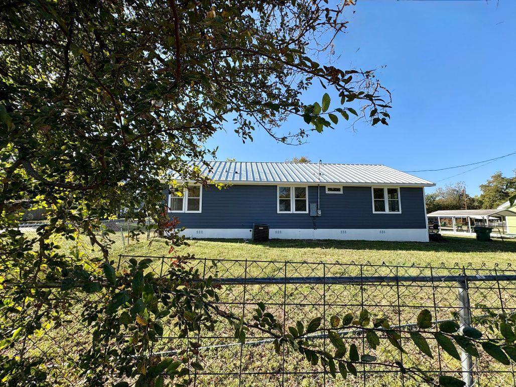 1902 N Fannin Ave, Cameron, TX 76520