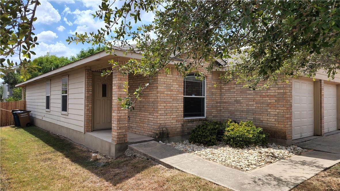 12301 Sky Harbor Dr, Del Valle, TX 78617