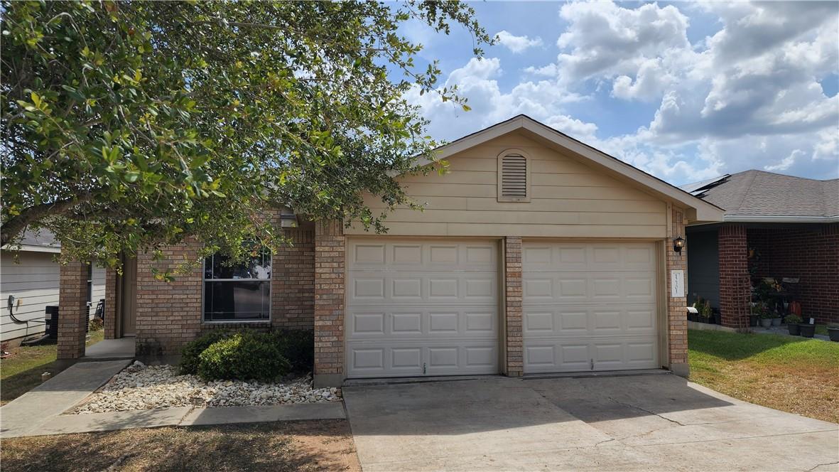 12301 Sky Harbor Dr, Del Valle, TX 78617