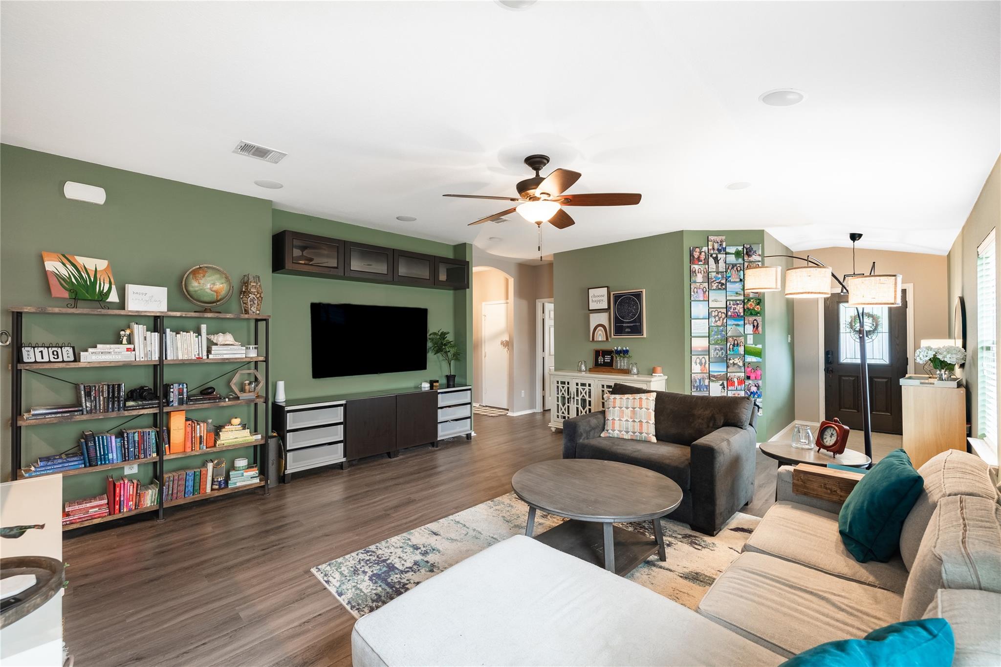 225 Foxglove Dr, Hutto, TX 78634