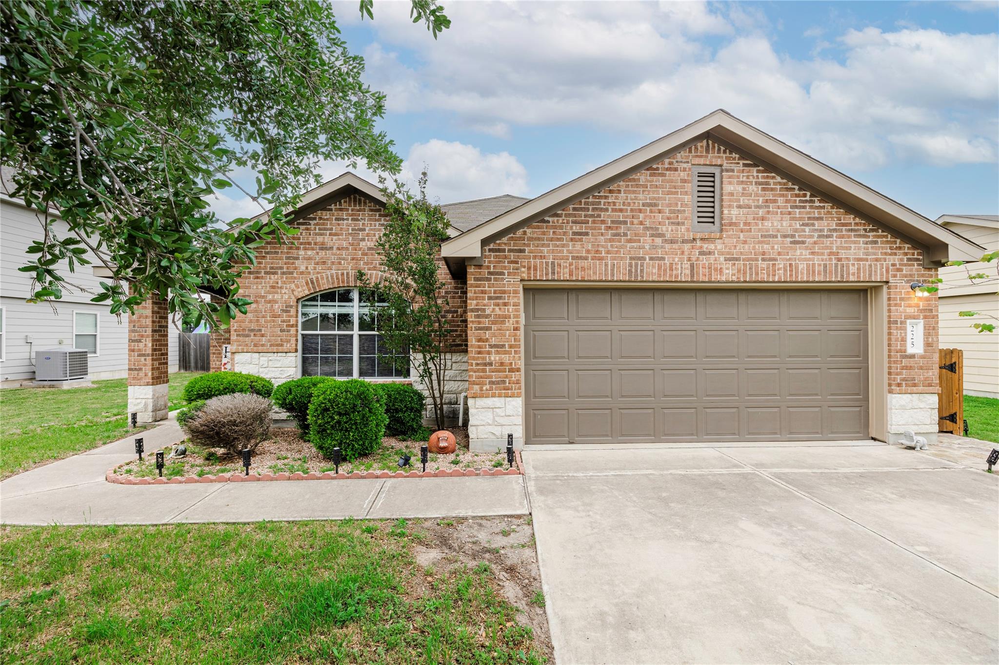 225 Foxglove Dr, Hutto, TX 78634