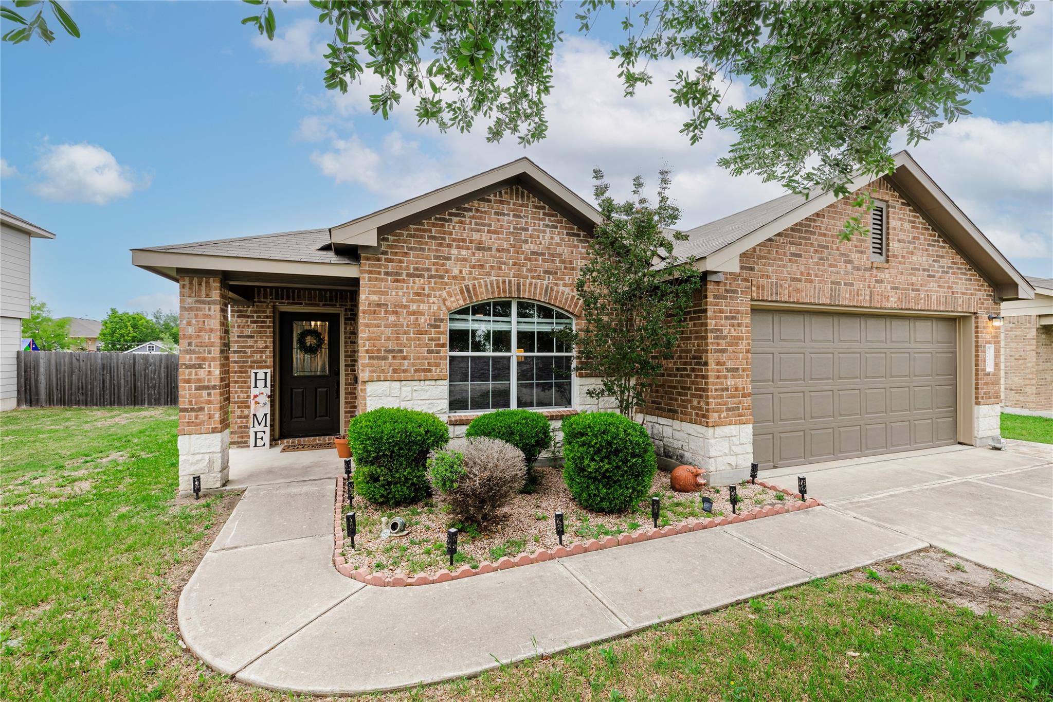 225 Foxglove Dr, Hutto, TX 78634