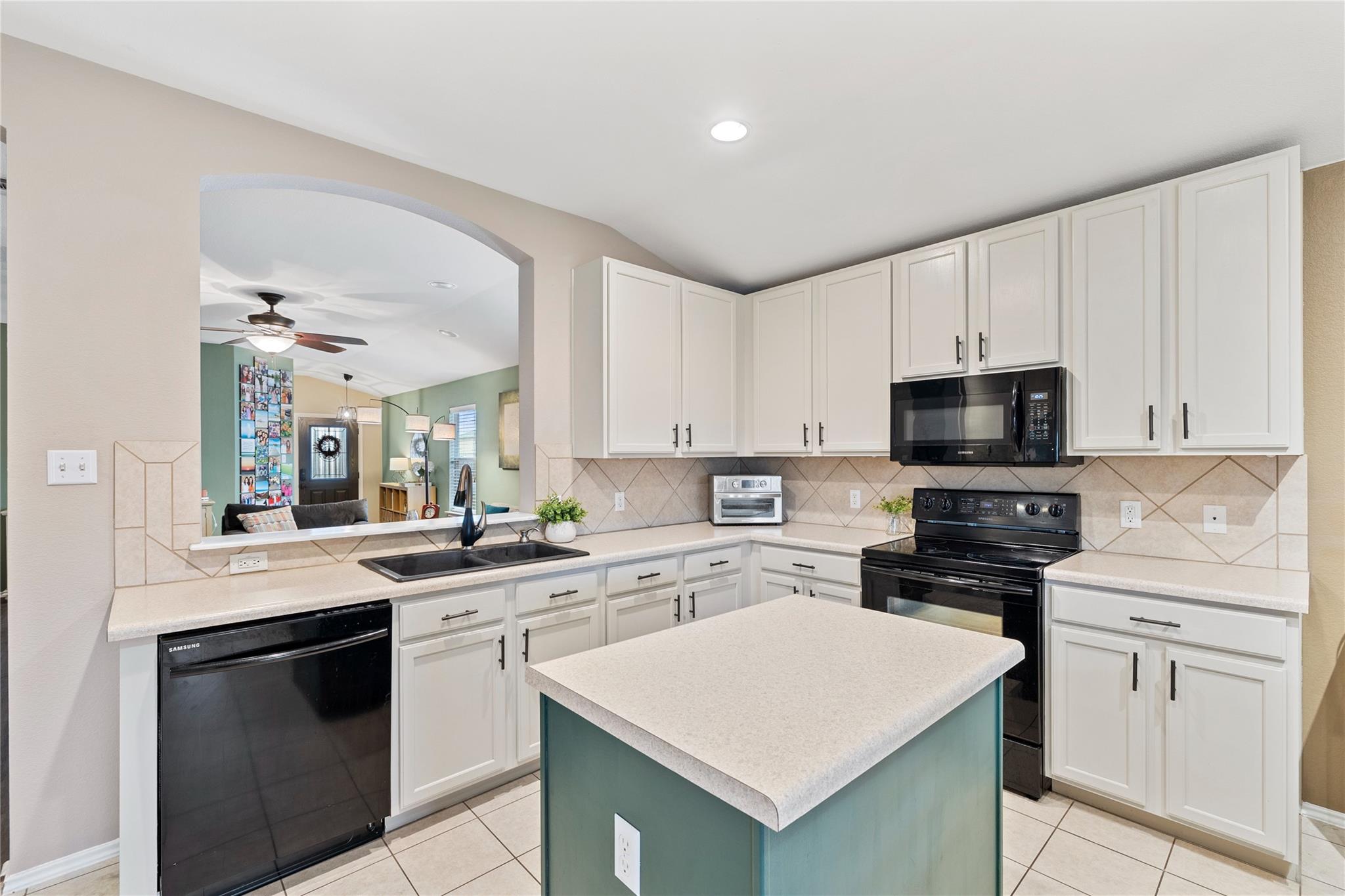 225 Foxglove Dr, Hutto, TX 78634