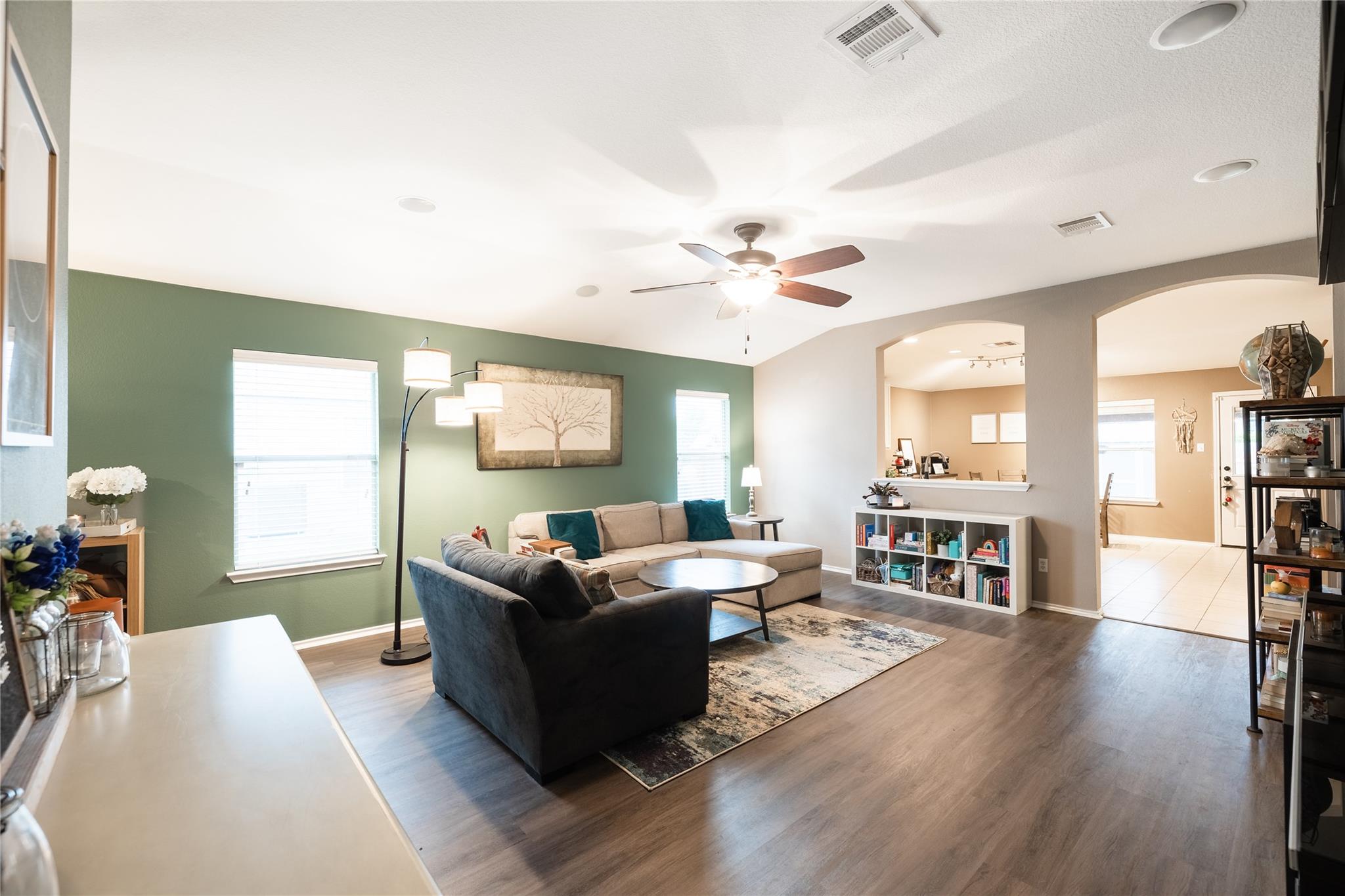 225 Foxglove Dr, Hutto, TX 78634