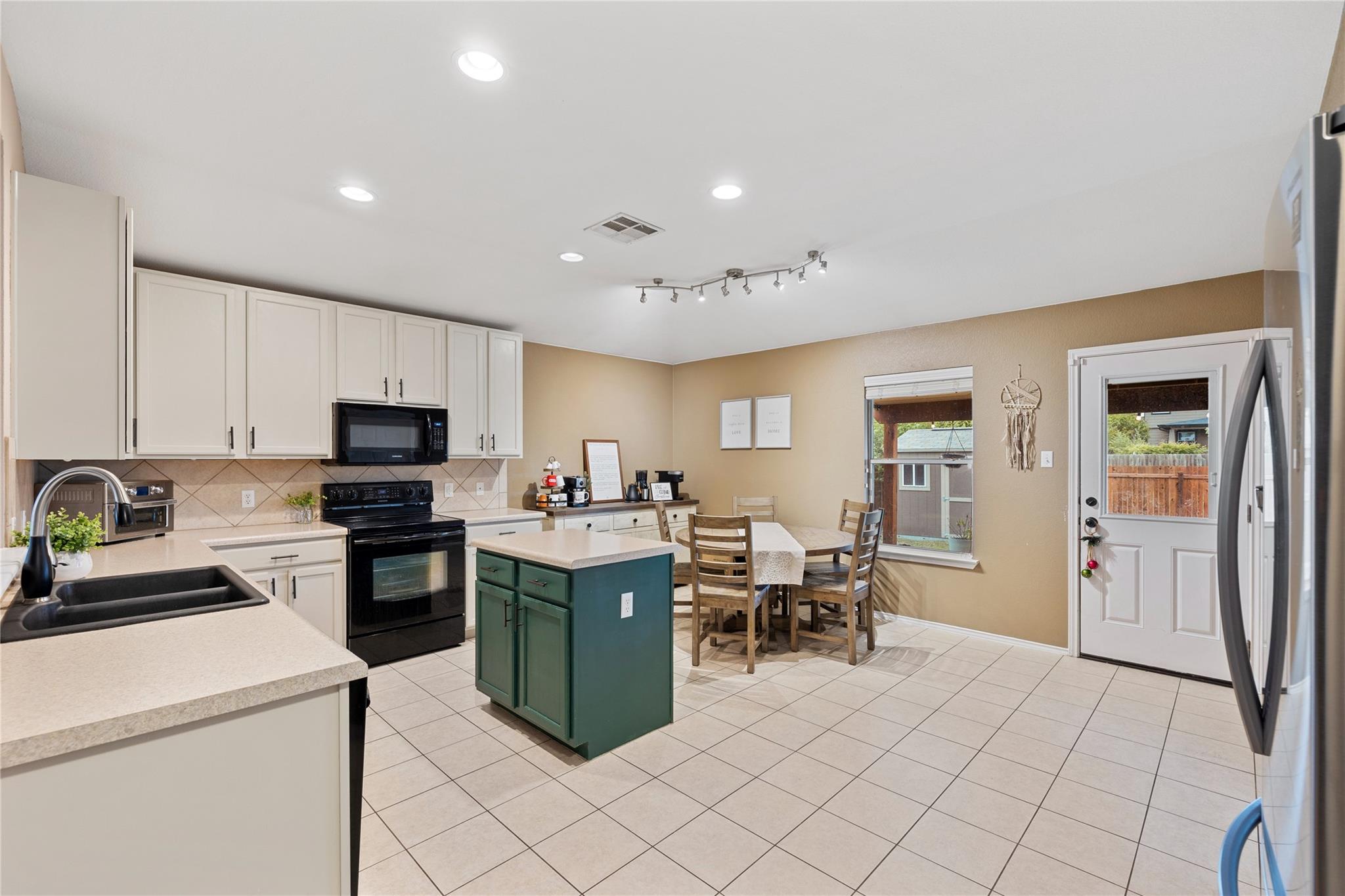 225 Foxglove Dr, Hutto, TX 78634