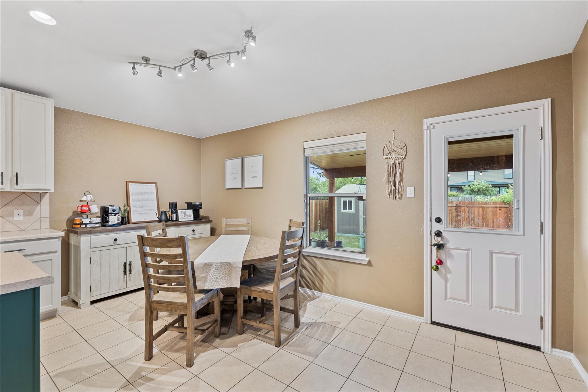 225 Foxglove Dr, Hutto, TX 78634