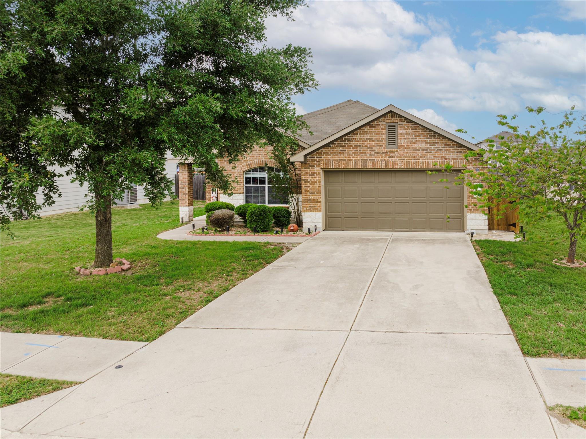 225 Foxglove Dr, Hutto, TX 78634