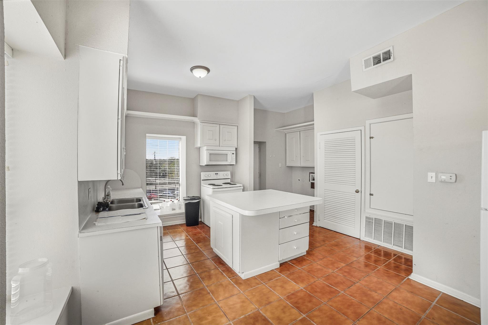 923 LOOP 332 St, Liberty Hill, TX 78642