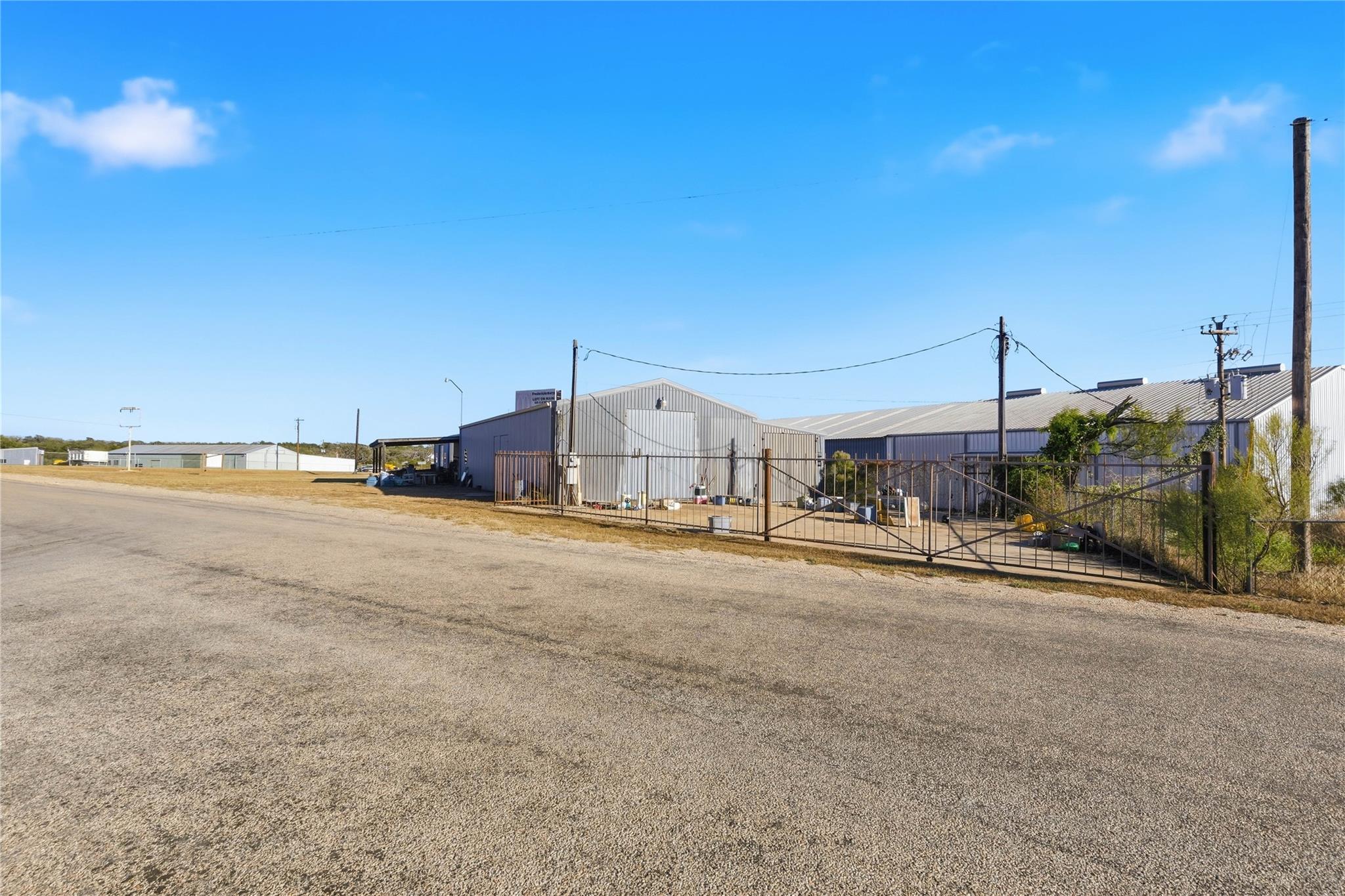 13 Jack Nixon Rds, Fredericksburg, TX 78624