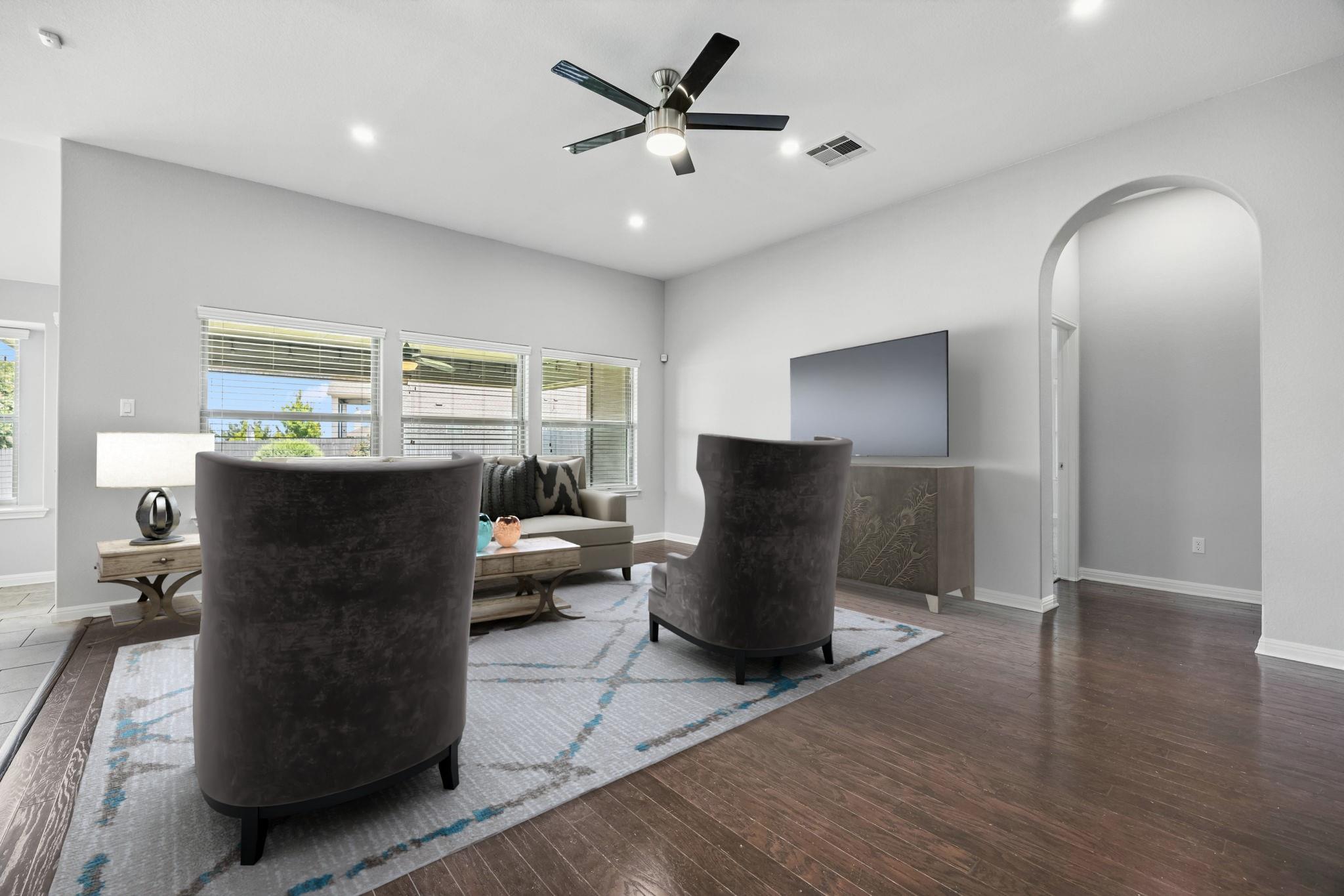 140 W Highfield St, Hutto, TX 78634