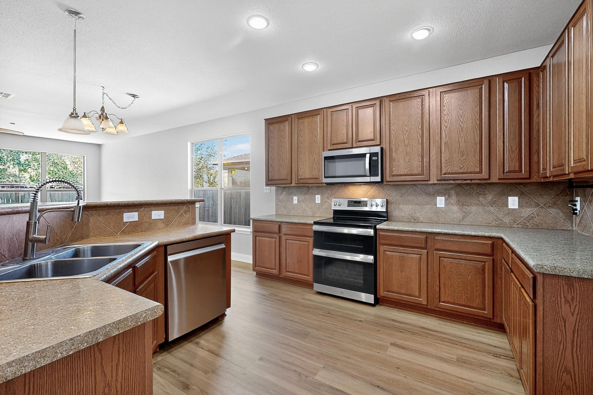 221 Sunnyside Dr, Kyle, TX 78640