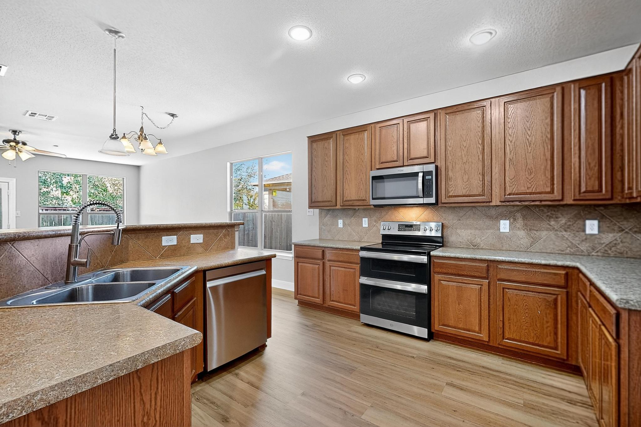 221 Sunnyside Dr, Kyle, TX 78640