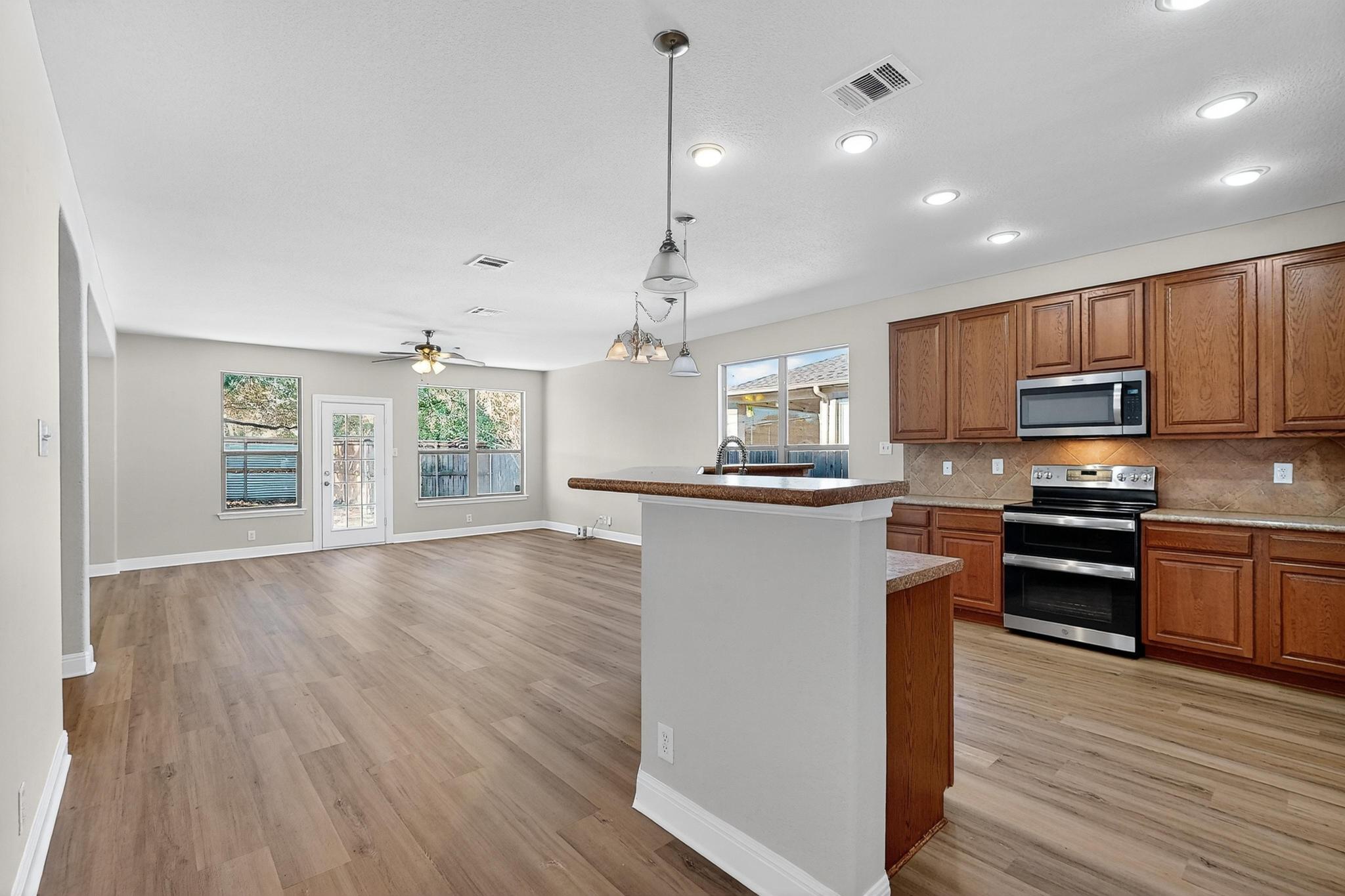 221 Sunnyside Dr, Kyle, TX 78640