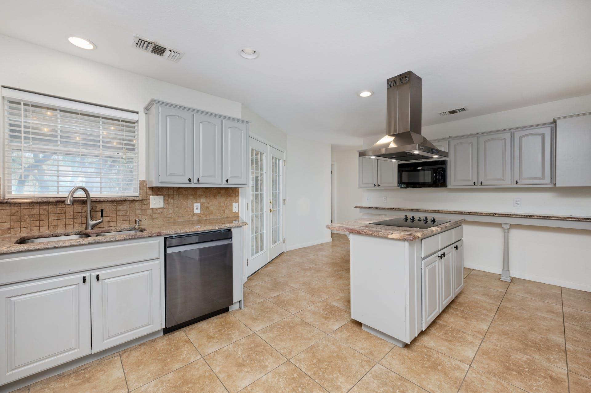 810 Meadow Oaks Dr, Dripping Springs, TX 78620