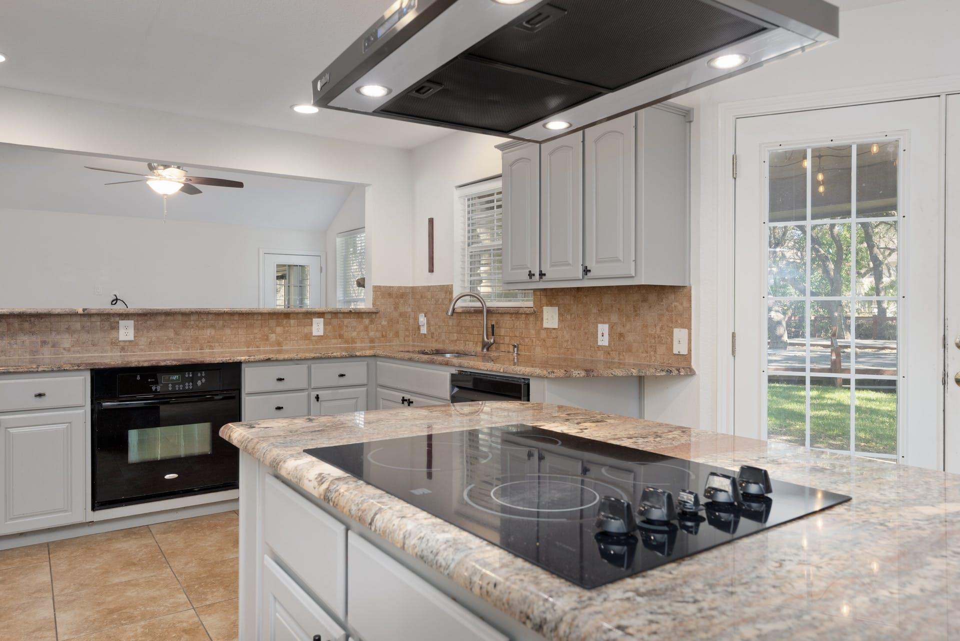 810 Meadow Oaks Dr, Dripping Springs, TX 78620