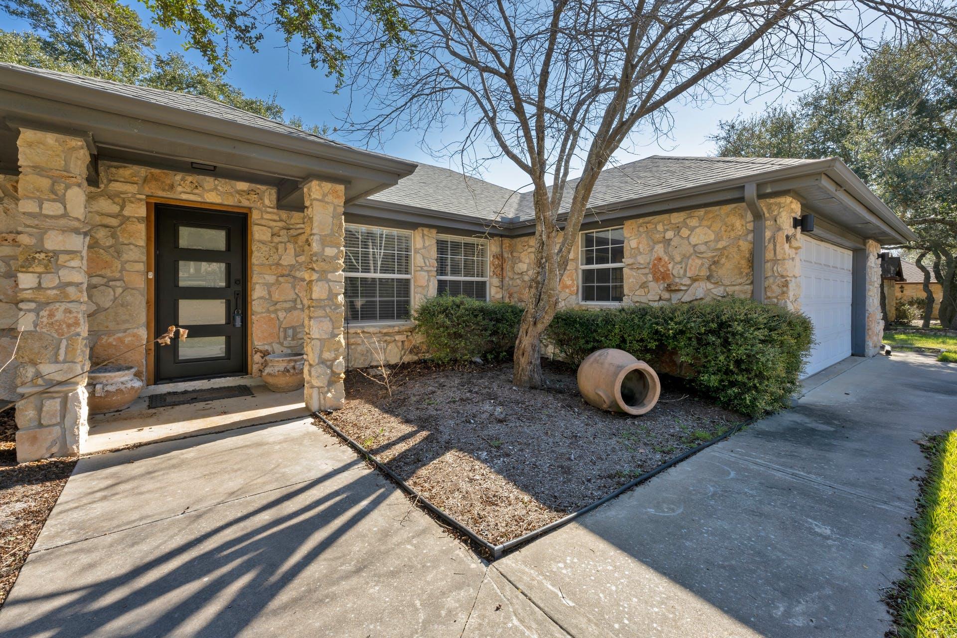 810 Meadow Oaks Dr, Dripping Springs, TX 78620