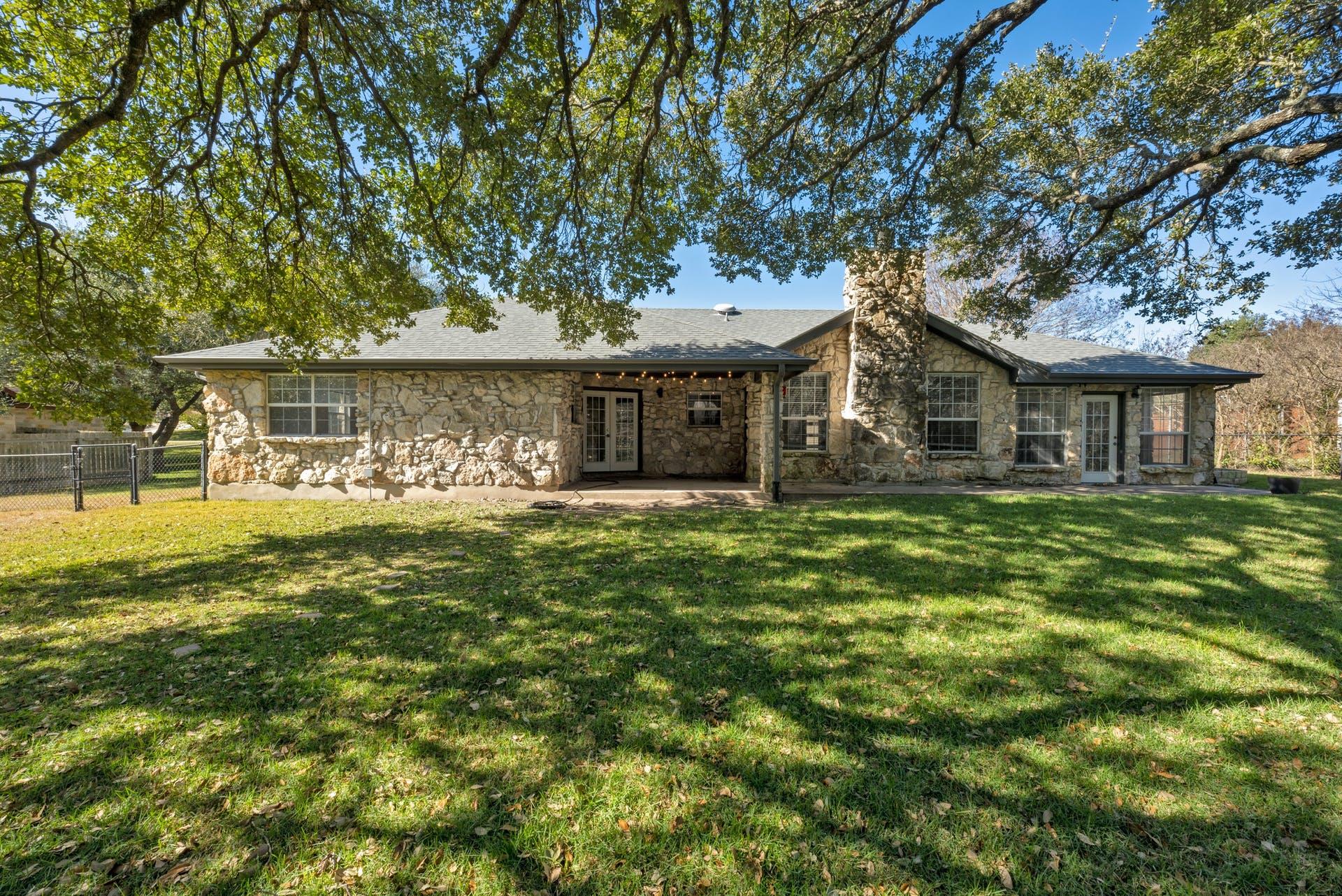810 Meadow Oaks Dr, Dripping Springs, TX 78620