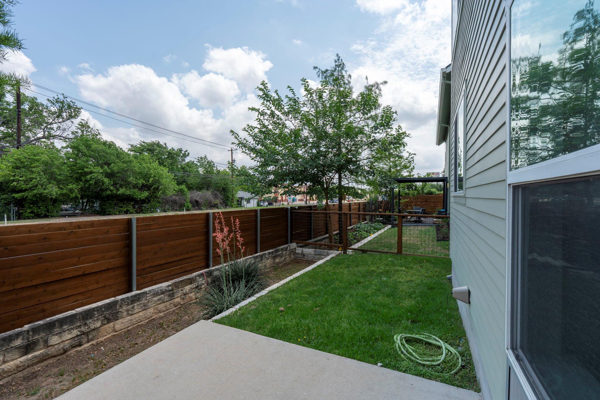 301 W STASSNEY Ln, Austin, TX 78745