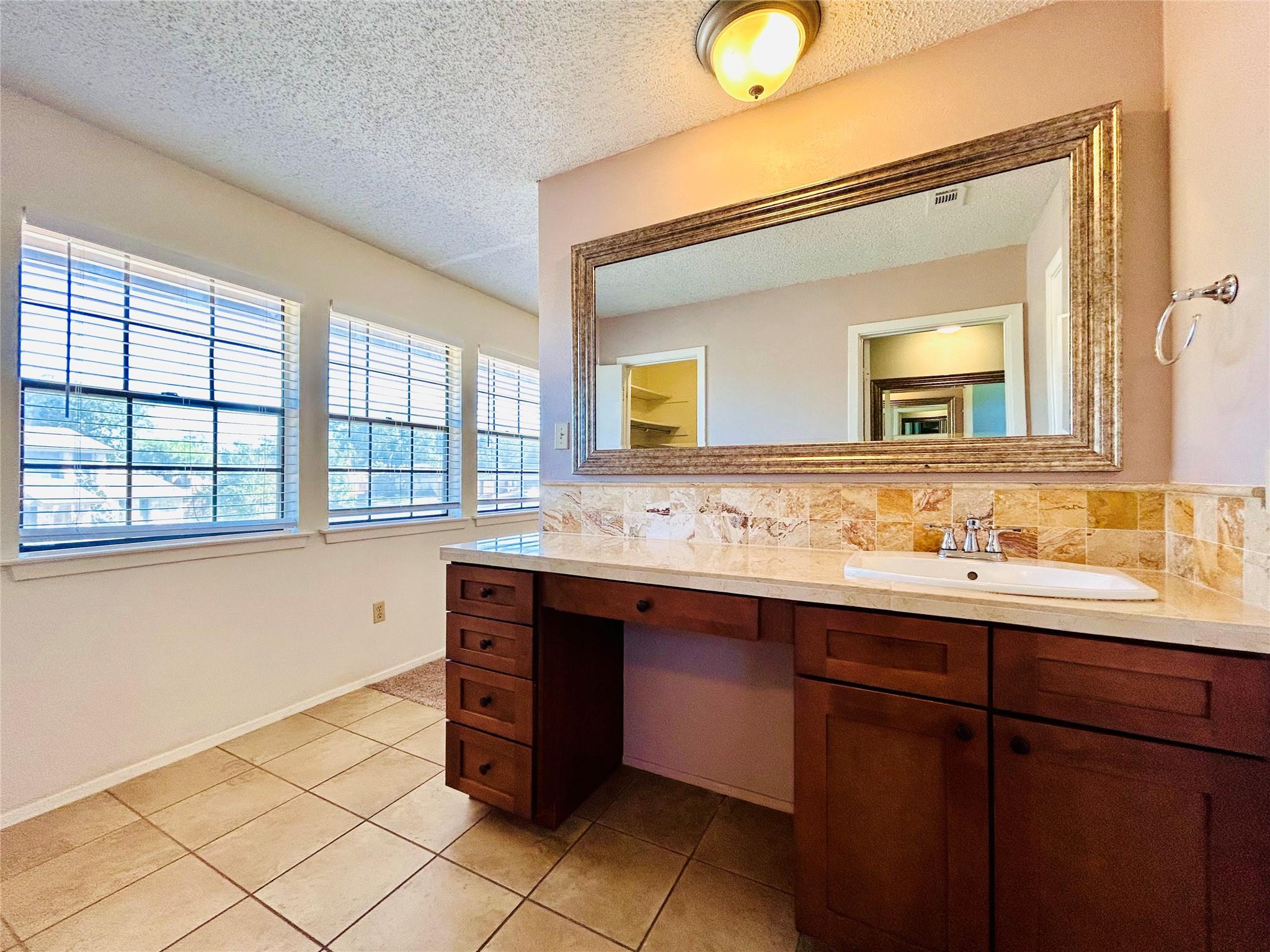 11300 MAIDENSTONE Dr, Austin, TX 78759