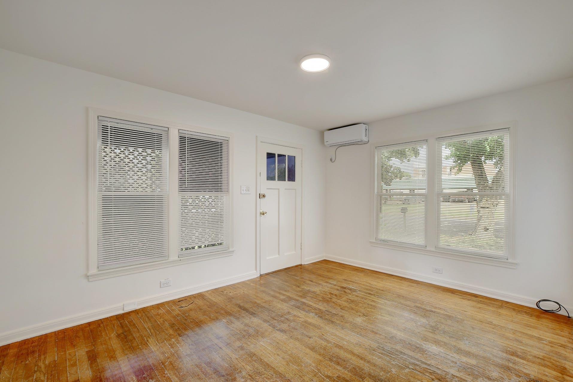 302 Olive St # A, Smithville, TX 78957