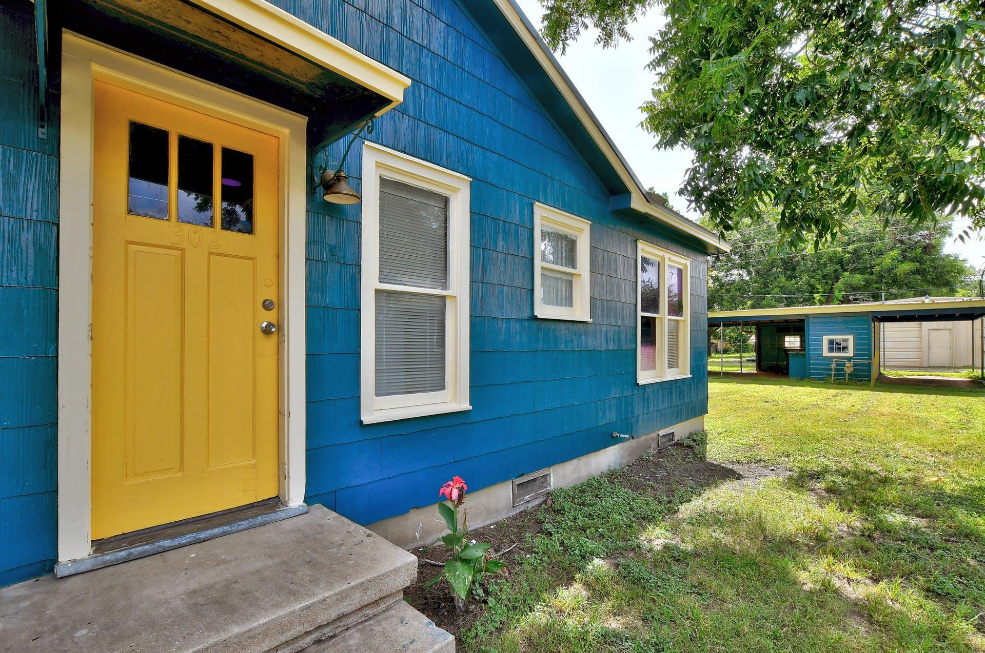 302 Olive St # A, Smithville, TX 78957