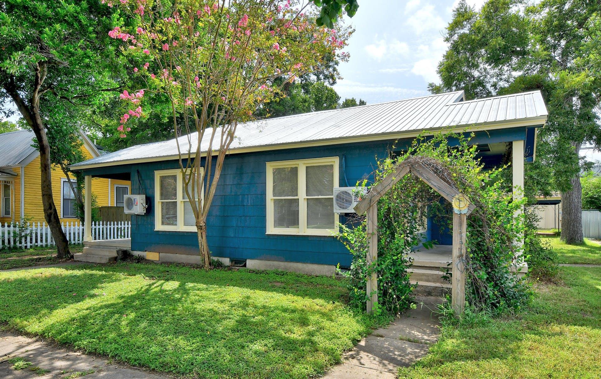 302 Olive St # A, Smithville, TX 78957