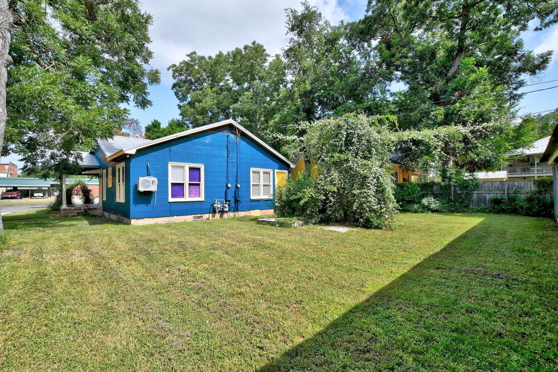 302 Olive St # A, Smithville, TX 78957