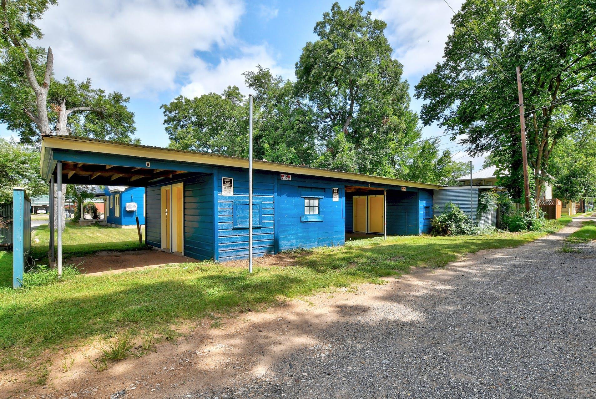 302 Olive St # A, Smithville, TX 78957