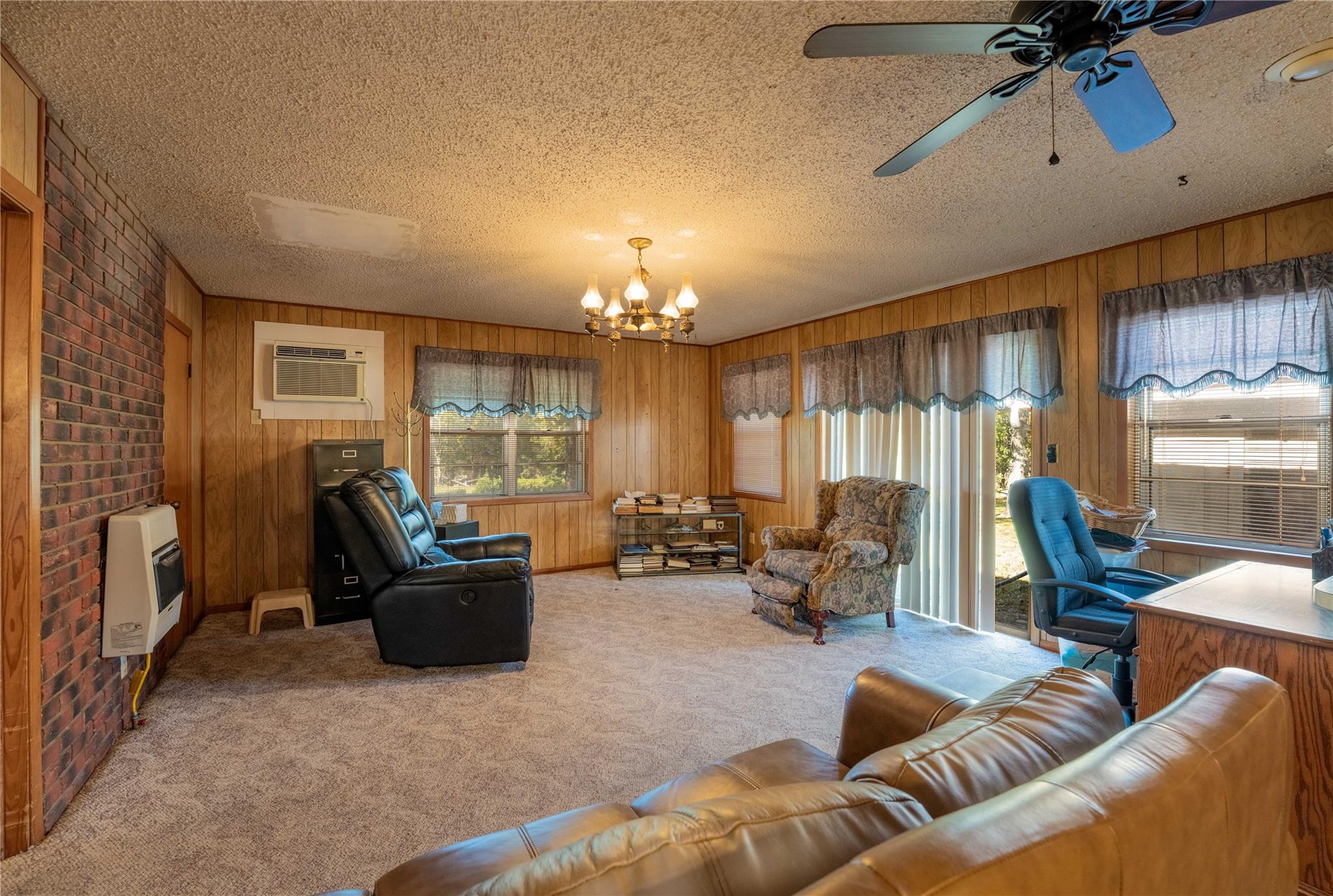 146 S Reynolds St, La Grange, TX 78945