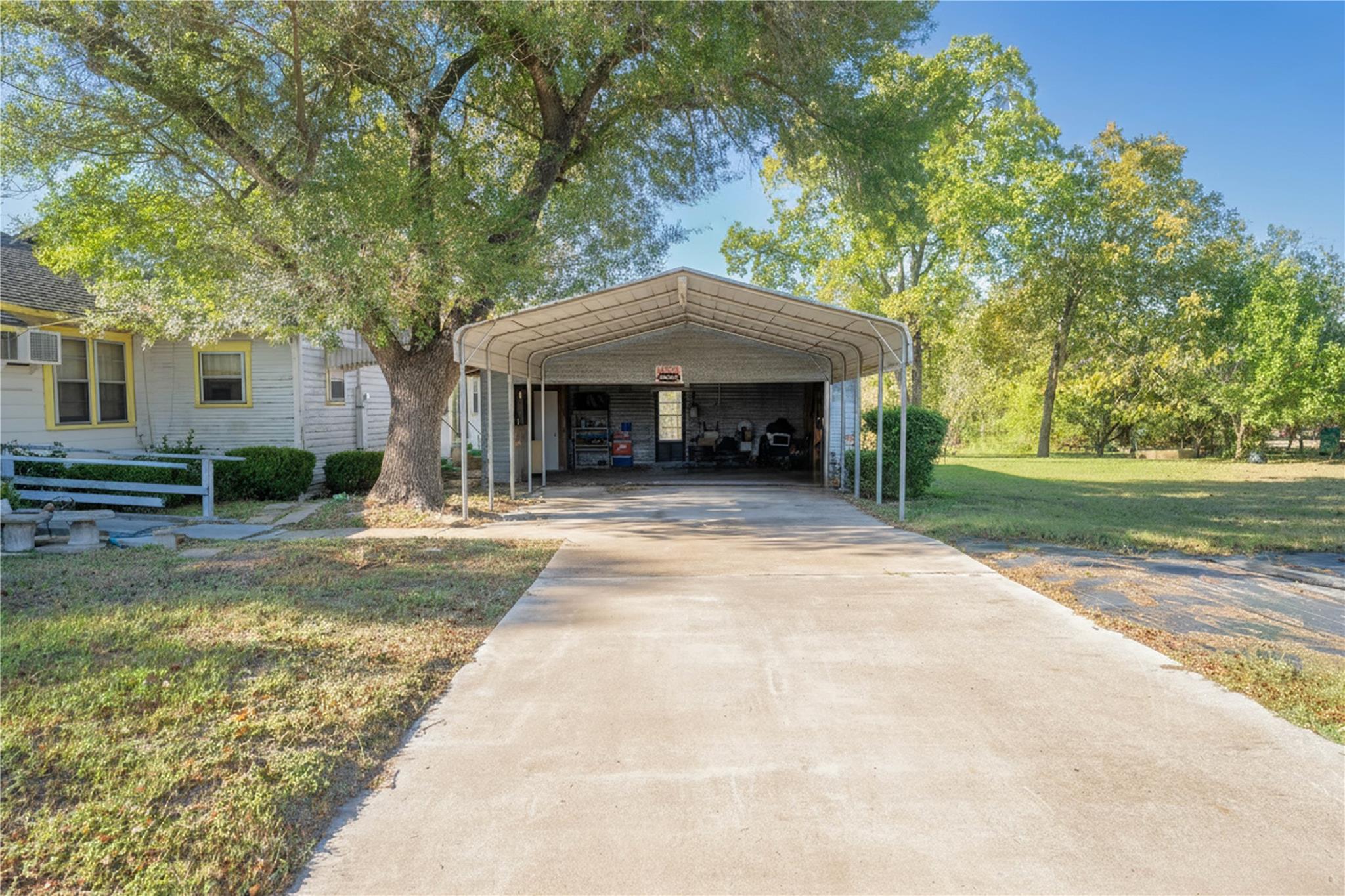 146 S Reynolds St, La Grange, TX 78945