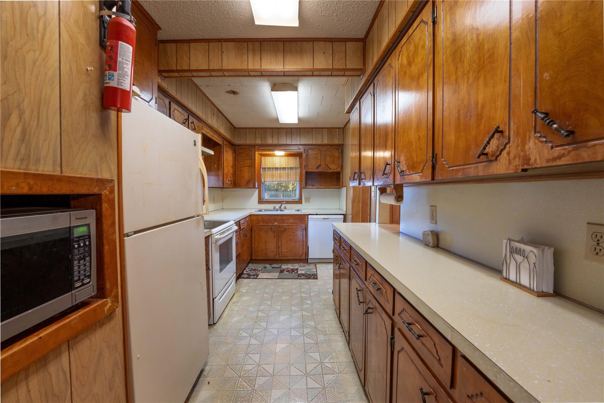 146 S Reynolds St, La Grange, TX 78945