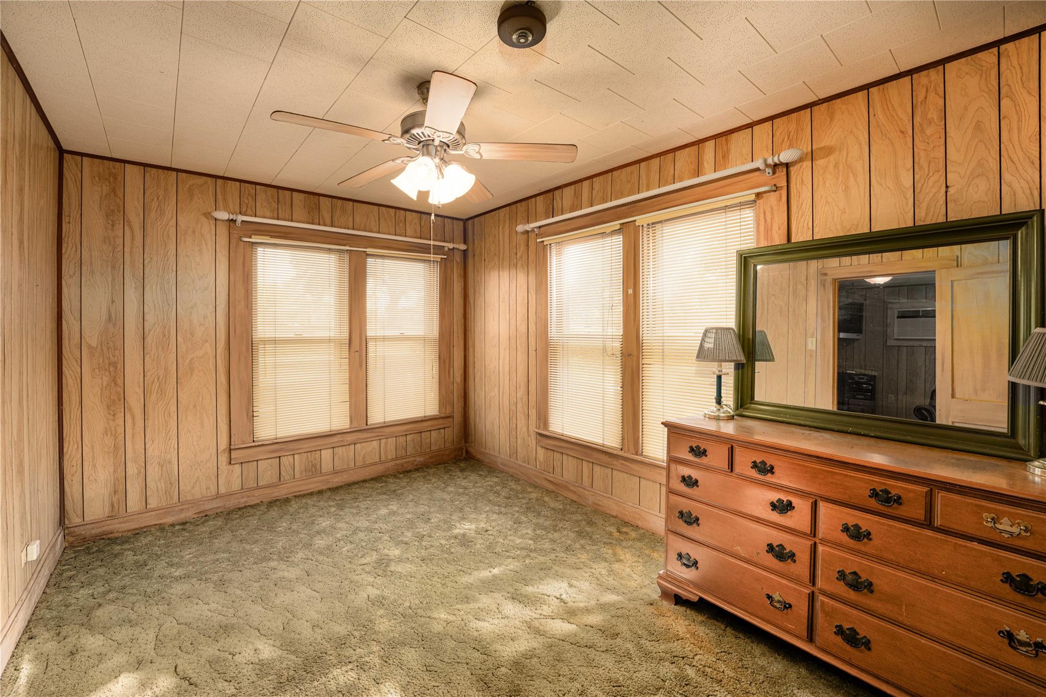 146 S Reynolds St, La Grange, TX 78945