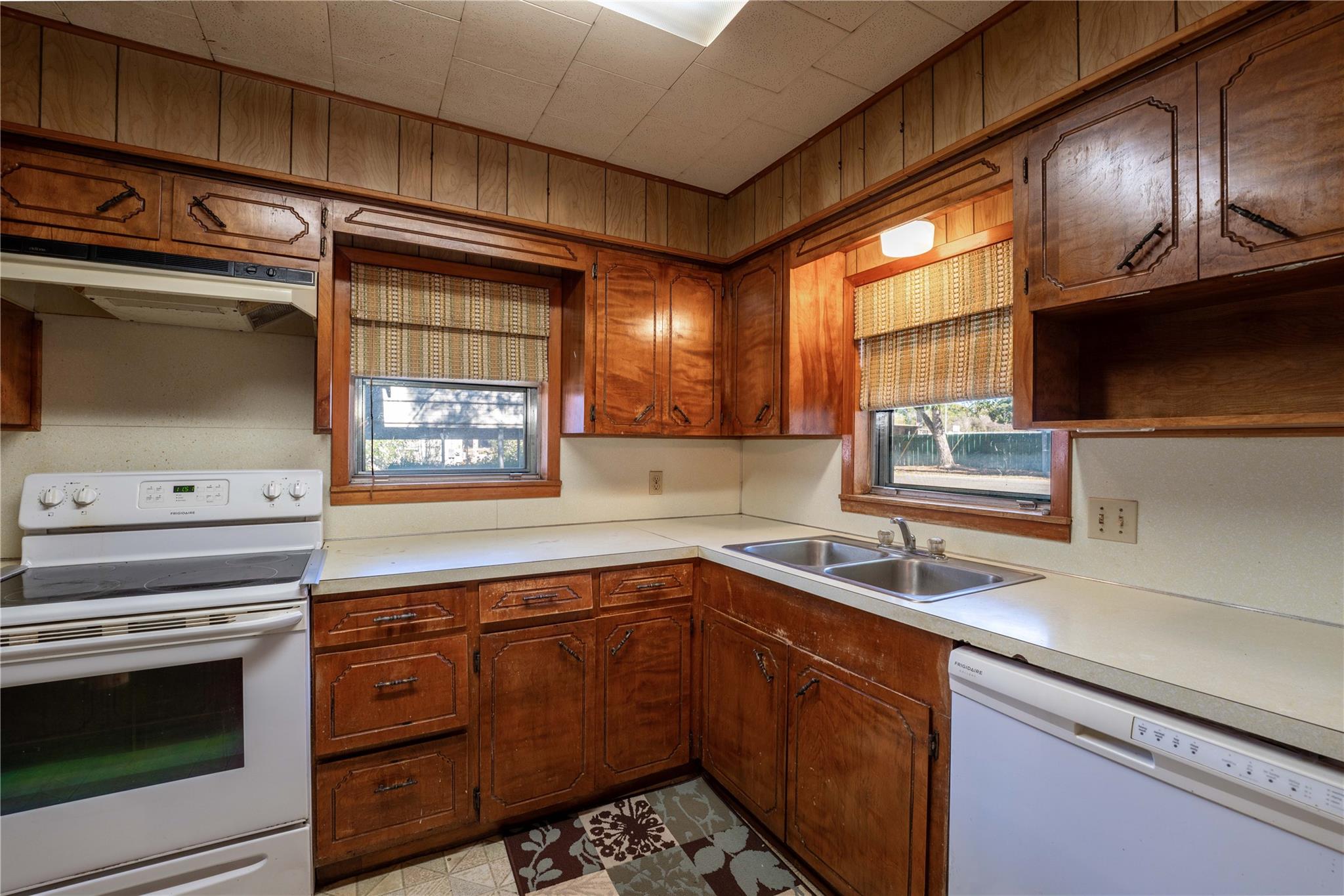 146 S Reynolds St, La Grange, TX 78945