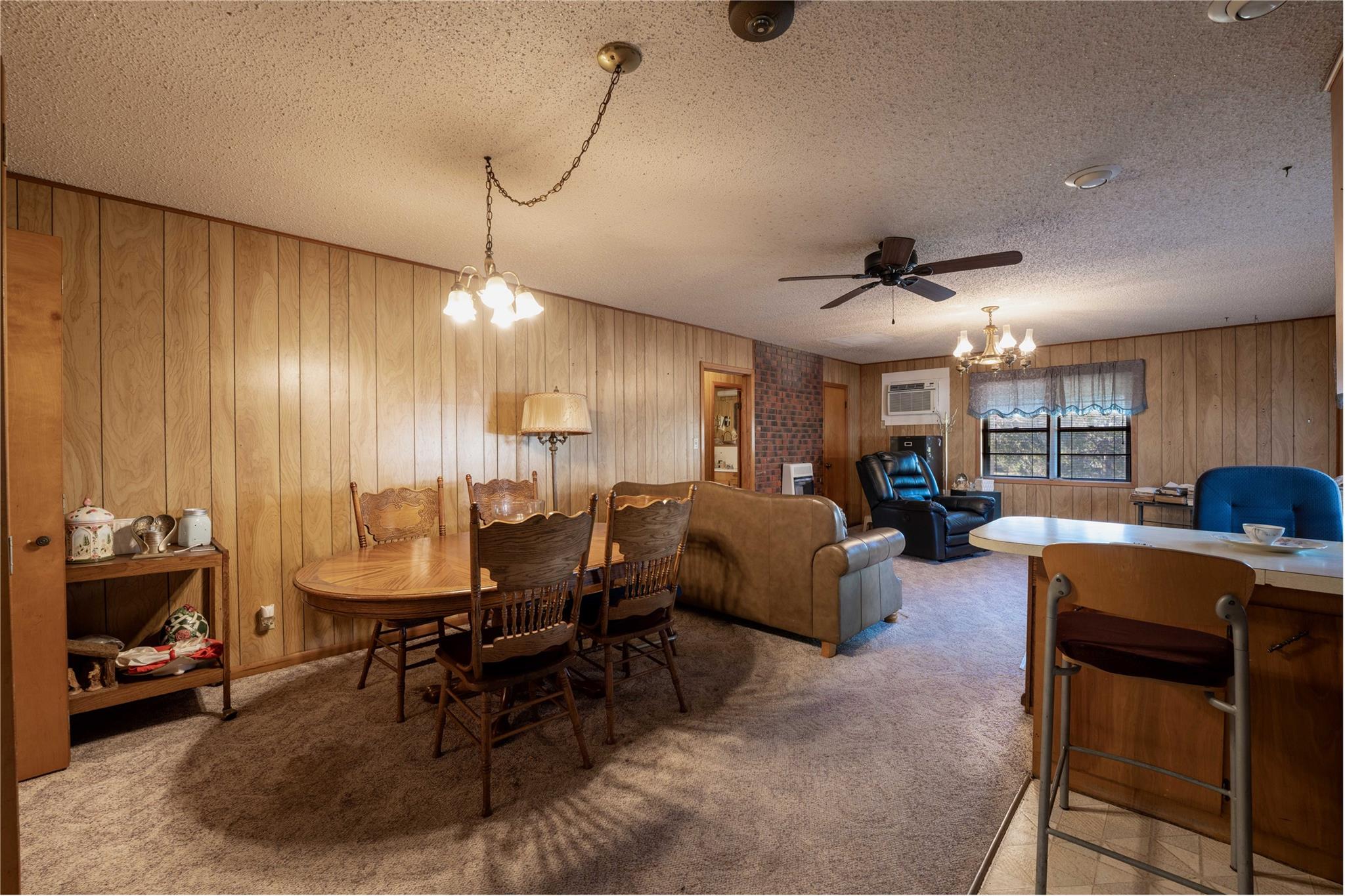 146 S Reynolds St, La Grange, TX 78945