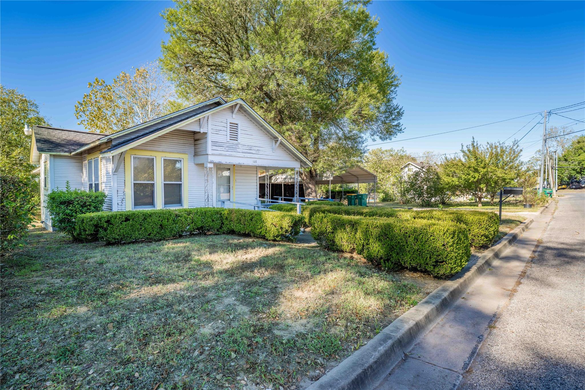 146 S Reynolds St, La Grange, TX 78945