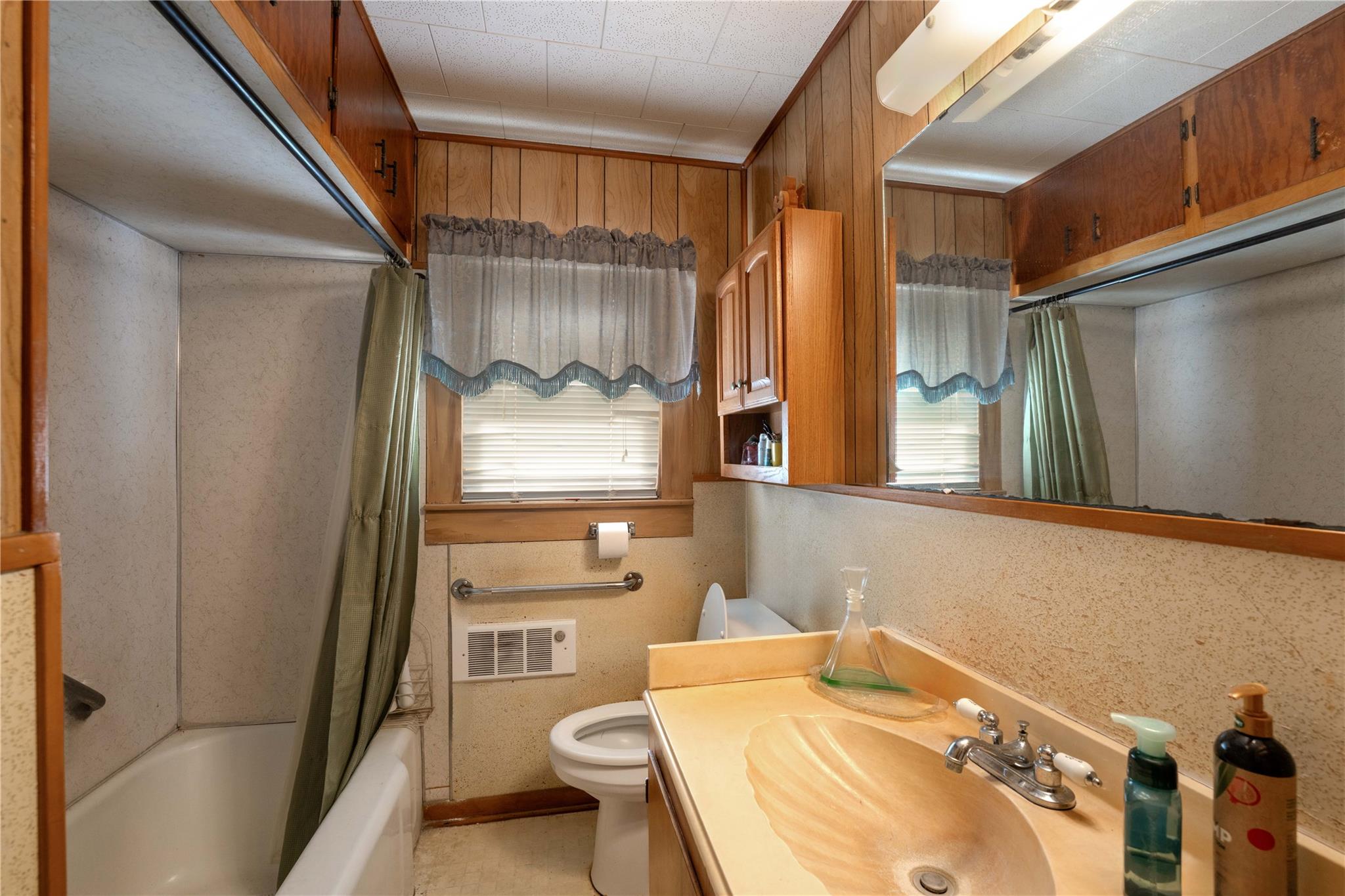 146 S Reynolds St, La Grange, TX 78945