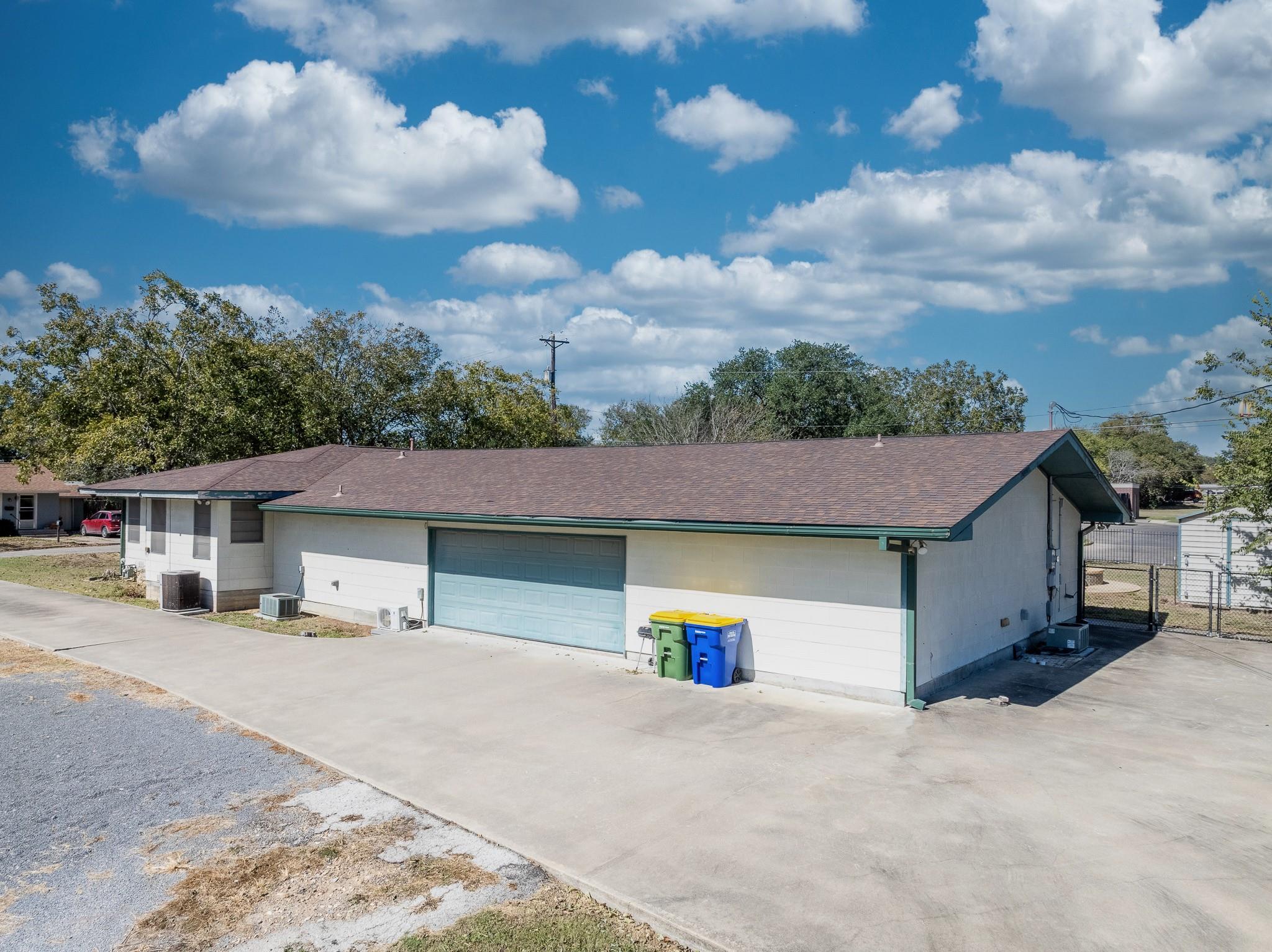 1724 Hickston St, Gonzales, TX 78629