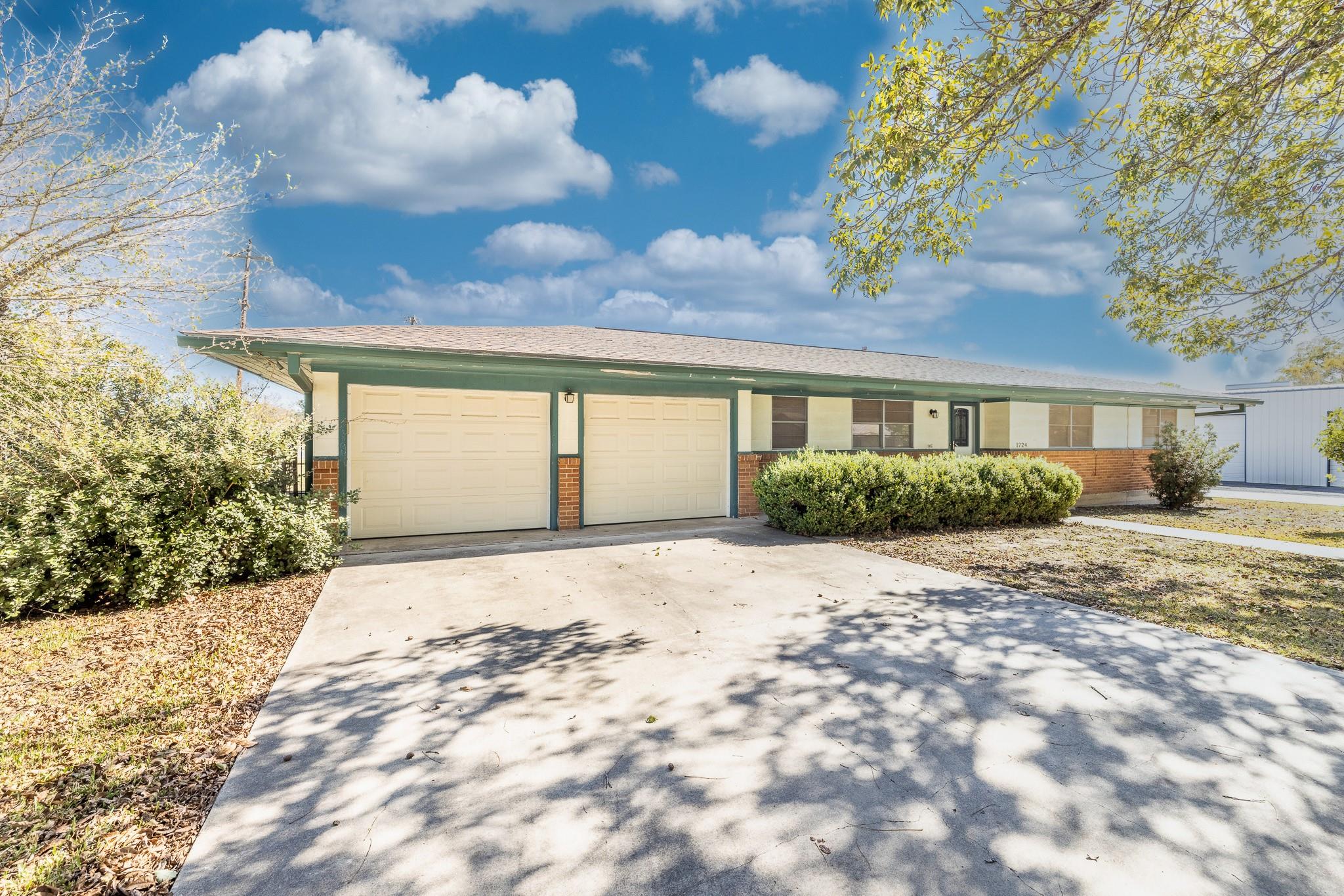 1724 Hickston St, Gonzales, TX 78629