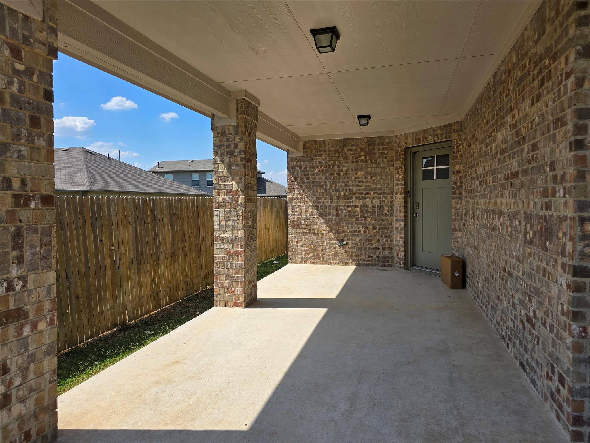 101 Stellamar Dr, Hutto, TX 78634