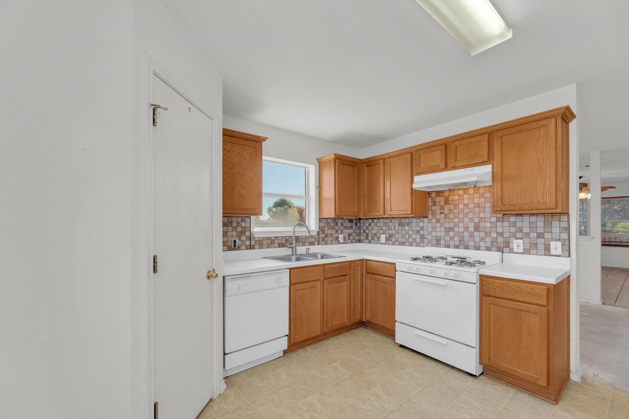 500 Mitchell Dr, Hutto, TX 78634