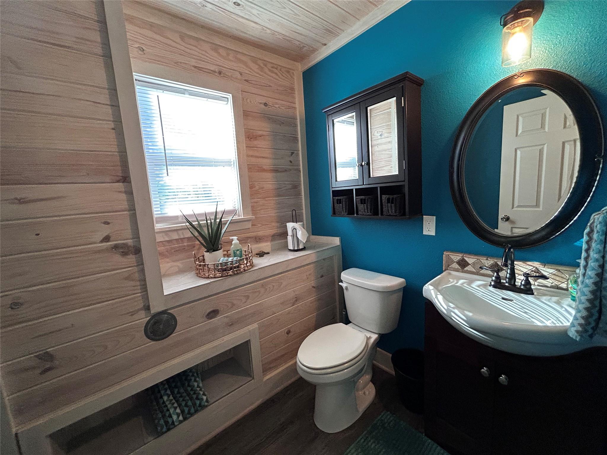 232 Clear Lake Drive Dr, La Grange, TX 78945