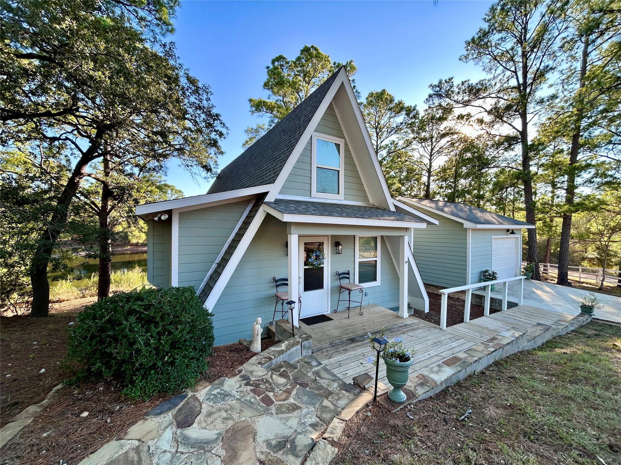 232 Clear Lake Drive Dr, La Grange, TX 78945