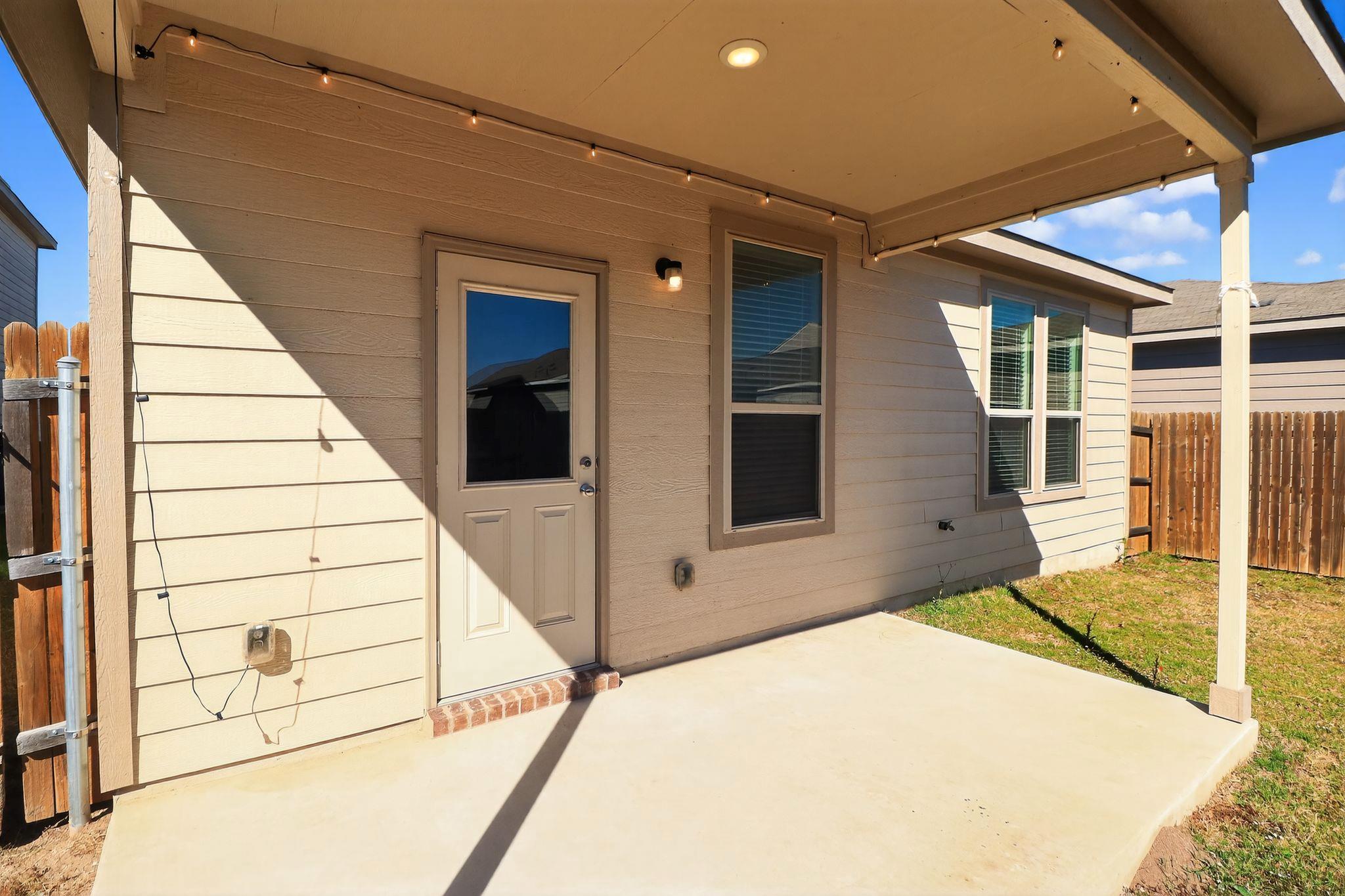 137 Miracle Dr, Jarrell, TX 76537